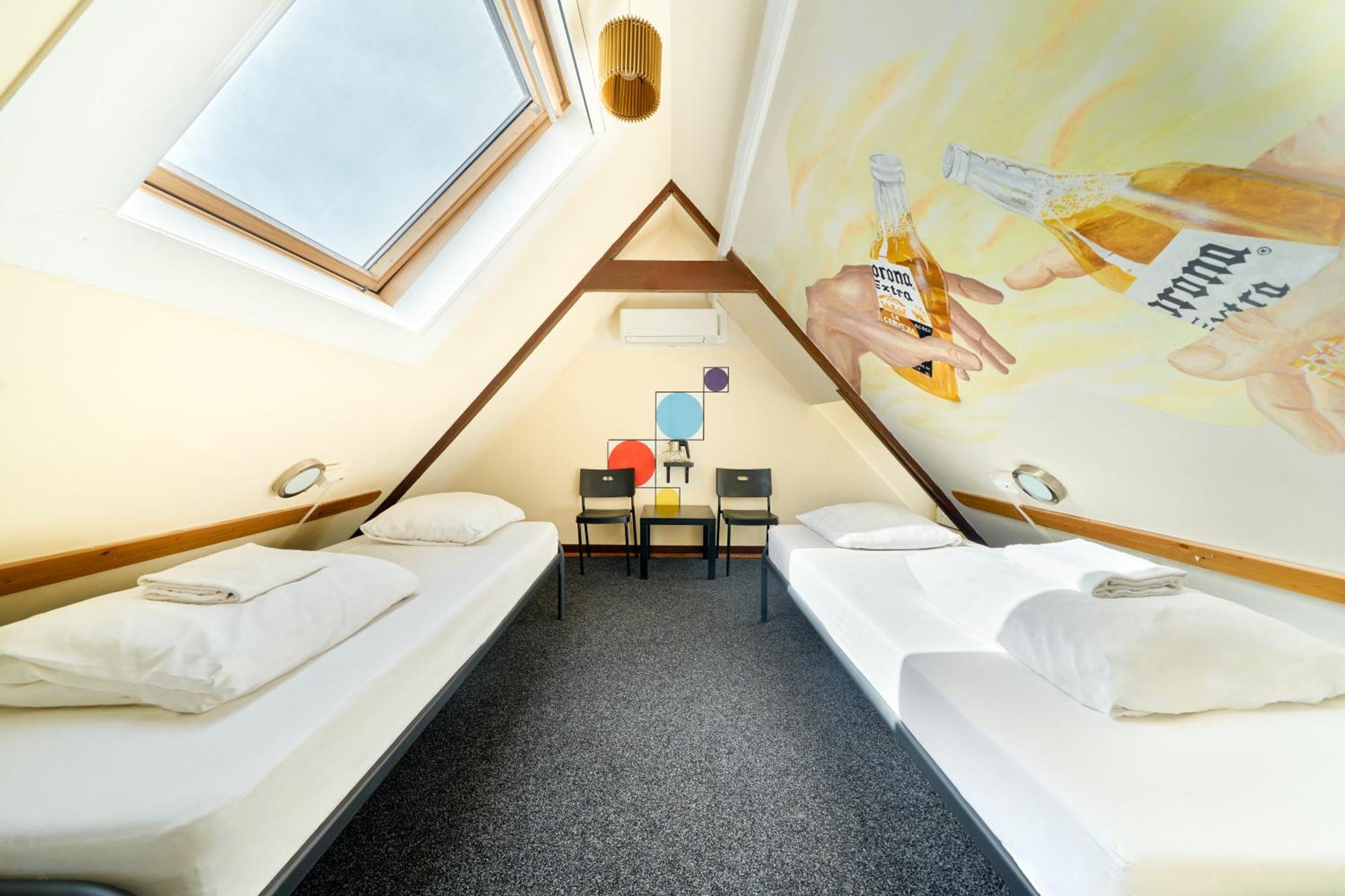 Tweepersoonskamer met 2 Aparte Bedden en Gedeelde Badkamer